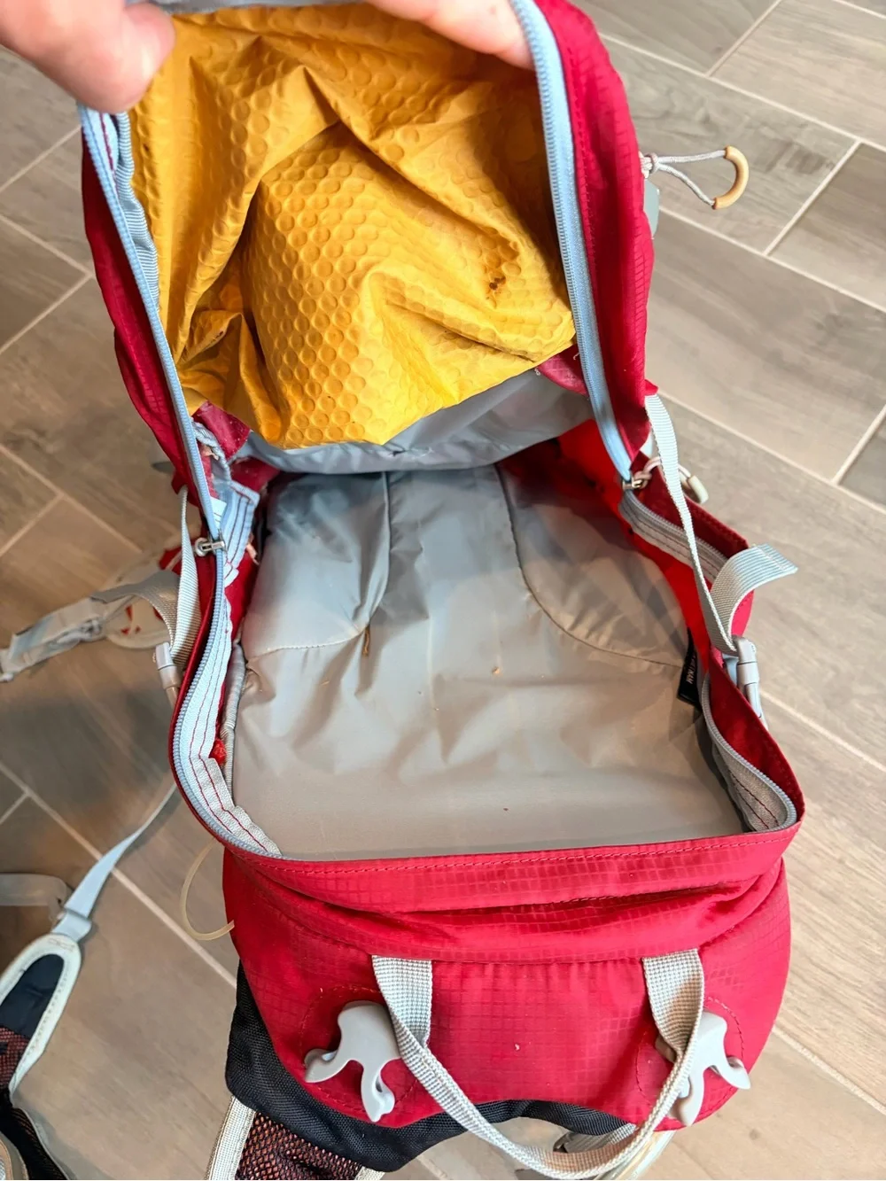 OSPREY Manta 20 Red Men's Hydration Backpack with Adjustable Straps